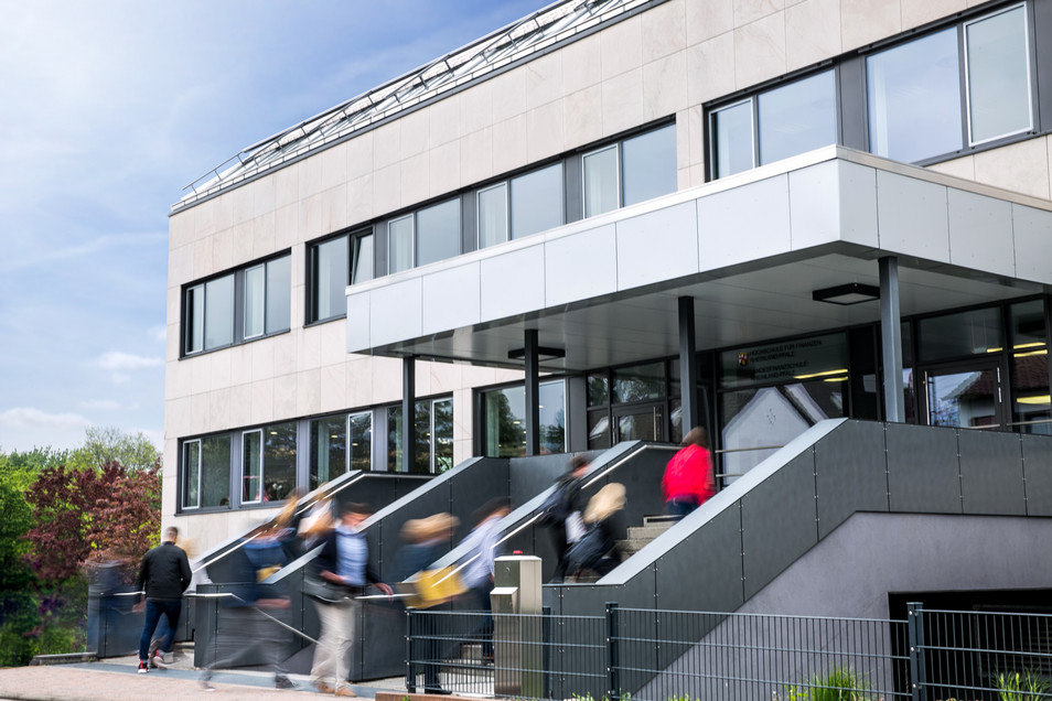 Eingang Hauptgebäude Hochschule